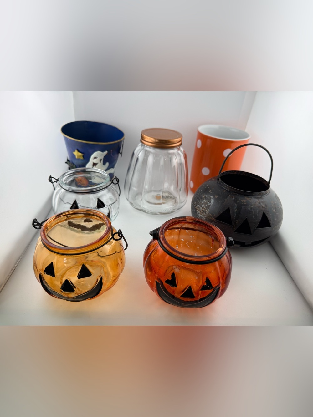 7 Halloween decorations and glass jars.